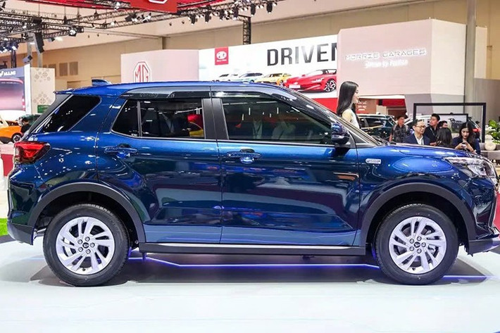 Việc nhập khẩu nguyên chiếc từ Nhật Bản khiến mẫu xe hybrid này có giá không thực sự hấp dẫn. Tại thị trường Indonesia, Daihatsu Rocky e-Smart Hybrid 2025 mới được niêm yết với giá 293,9 triệu Rupiah (khoảng 464 triệu đồng).