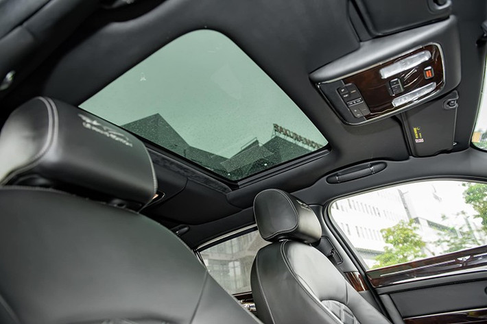 Tiếp theo đó, 48 chiếc xe siêu sang Bentley Mulsanne Le Mans Edition đều sẽ được trang bị mặt đồng hồ đúng phiên bản đường đua Le Mans, bảng đồng hồ đo phụ, và cuối cùng, ở bảng điều khiển trung tâm.