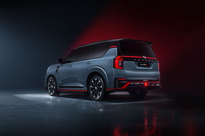 Nissan cho biết Patrol Nismo có thể tăng công suất nhờ tinh chỉnh phần mềm điều khiển động cơ và điều chỉnh khe hở xu-páp. Bạn sẽ nghe rõ tiếng động cơ hơn nhờ hệ thống ống xả được làm lại. Thêm vào đó là hệ thống khuếch đại âm thanh chủ động (Active Sound Enhancement) trong khoang lái, giúp tiếng động cơ trở nên sống động hơn.