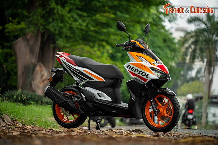 Nhà nhập khẩu xe máy Cub House – Cub Shop tại TP.HCM vừa nhập khẩu lô Honda Vario 160 bản Repsol Limited Edition từ Malaysia về Việt Nam. Trong khi đó Vario 160 hiện đang được Honda Việt Nam phân phối chính hãng dưới dạng nhập khẩu từ Indonesia, tuy nhiên không bao gồm phiên bản Repsol đặc biệt này.