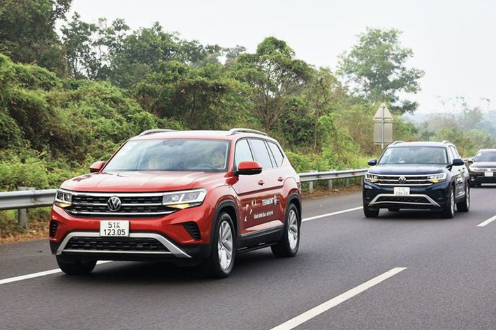 Không chỉ các dòng xe phổ thông gặp khó trong việc tiêu thụ xe VIN 2024, phân khúc hạng sang còn chứng kiến tình trạng tồn kho xe VIN 2023 kéo dài. Bất chấp việc đại lý liên tục hạ giá, nhiều mẫu xe vẫn “ế hàng” và phải áp dụng ưu đãi ngày càng mạnh tay.