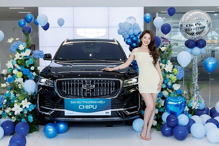 Ngay từ bản tiêu chuẩn, xe đã có những trang bị như đèn pha LED với tính năng tự động bật/tắt và chờ dẫn đường, đèn LED định vị ban ngày, đèn sương mù LED, đèn hậu LED, gương chiếu hậu chỉnh điện/gập điện, gạt mưa tự động, cốp đóng/mở điện cùng vành la-zăng 19 inch.