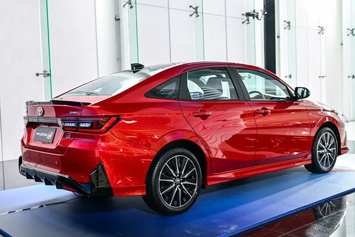 Hộp số được nâng cấp thành loại e-CVT, đi kèm pin lithium-ion dung lượng 0.7 kWh. Hệ thống truyền động mới giúp xe đạt mức tiêu thụ nhiên liệu khoảng 3,4 lít/100km. Yaris ATIV HEV 2025 sẽ được phân phối với hai phiên bản là Premium và GR SPORT.