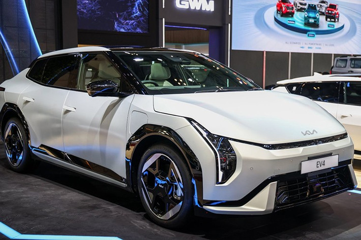 Tại Triển lãm ô tô quốc tế Gaikindo Indonesia (GIIAS) 2025, hãng xe Kia chính thức giới thiệu mẫu EV4 phiên bản sedan sau màn ra mắt toàn cầu hồi tháng 2. Đây là một trong hai kiểu thân xe của Kia EV4, bên cạnh bản hatchback.