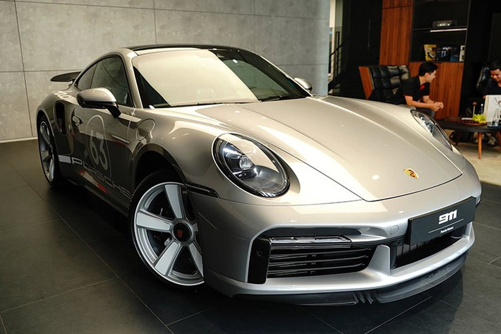 Theo đó, mẫu xe thể thao Porsche 911 Turbo 50 Years bản đặc biệt này chỉ được sản xuất giới hạn 1.974 chiếc trên toàn cầu, đây là con số tương ứng với năm biến thể Turbo lần đầu xuất hiện.