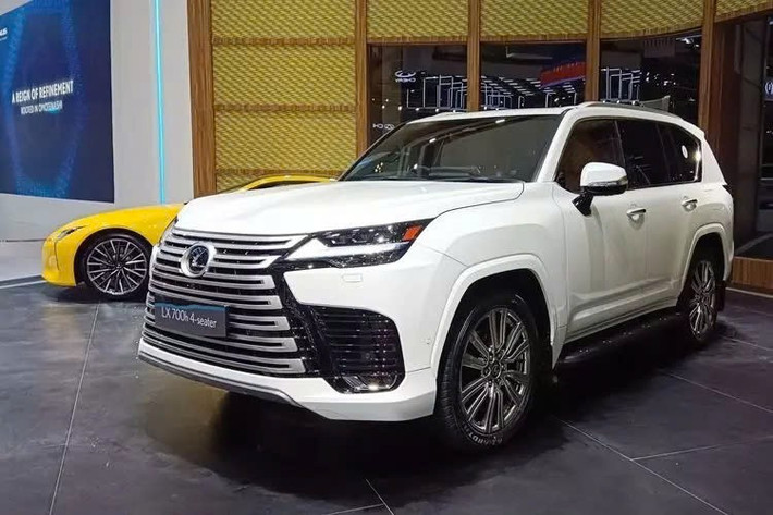 Về ngoại hình, xe được trang bị lưới tản nhiệt hình con suốt cỡ lớn với những nan nằm ngang, tạo cảm giác bề thế cho khu vực phía trước. Bên cạnh đó là dải đèn LED định vị ban ngày hình zíc zắc sắc sảo. Tiếp theo là bộ vành hợp kim 22 inch, cụm đèn hậu LED với thiết kế nối liền hai bên, cánh gió mui và ốp màu bạc ở cản sau.