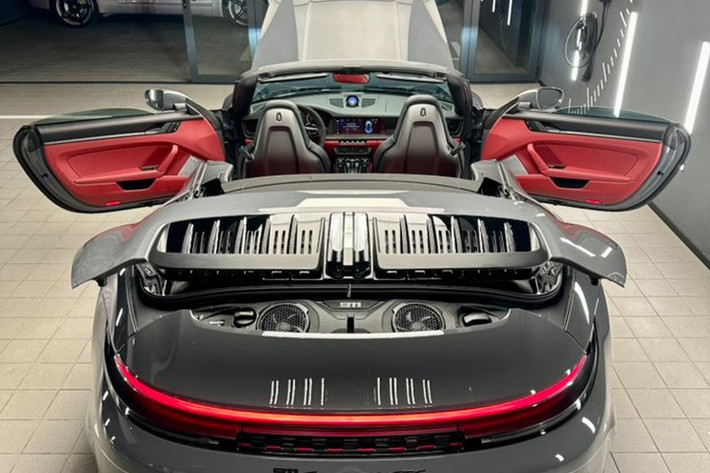 Hệ thống treo của 911 Carrera 4 GTS Cabriolet cũng đã được sửa đổi toàn diện. Lần đầu tiên, hệ thống lái trục sau trở thành trang bị tiêu chuẩn. Hệ thống giúp tăng sự ổn định ở tốc độ cao và giảm bán kính quay đầu.