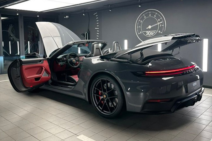 Hệ thống Kiểm Soát Khung Gầm Năng Động (PDCC) đã được Porsche tích hợp vào cấu trúc hybrid điện áp cao, cho phép điều khiển thông qua hệ thống điện-thủy lực, giúp linh hoạt và chính xác hơn.
