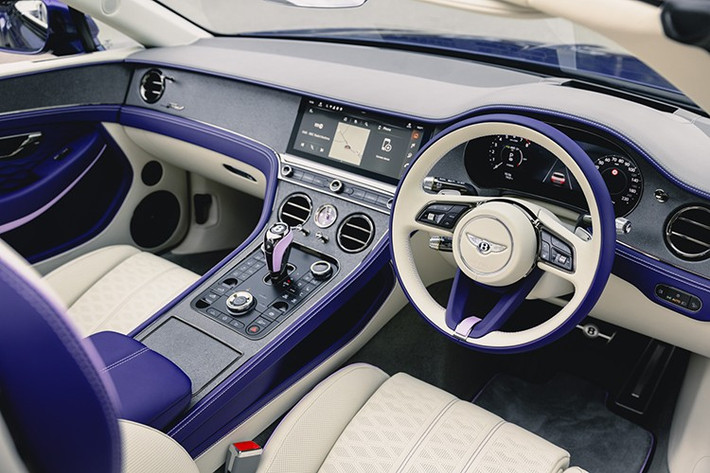 Nội thất là sự kết hợp hai tông màu Trắng và Tím. Mulliner đã sử dụng da màu Tím Tanzanite để phản ánh tông màu độc đáo của ngoại thất. Sắc tím này được áp dụng cho bảng điều khiển trung tâm, tấm cửa da 3D, vô-lăng và lưng ghế, trong khi da Linen được sử dụng trên ghế, vô-lăng và bảng điều khiển trung tâm để làm nổi bật sự phong phú của màu tím.