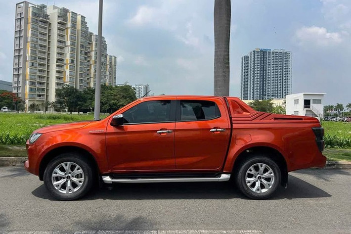 Theo đó, một đại lý ở khu vực Hà Nội hiện đang rao bán Isuzu D-Max bản Prestige 4x2 AT sản xuất năm 2023 với giá chỉ 580 triệu đồng. So với giá niêm yết 680 triệu đồng của Isuzu D-Max Prestige 4x2 AT đời 2023, xe rẻ hơn đến 100 triệu đồng.