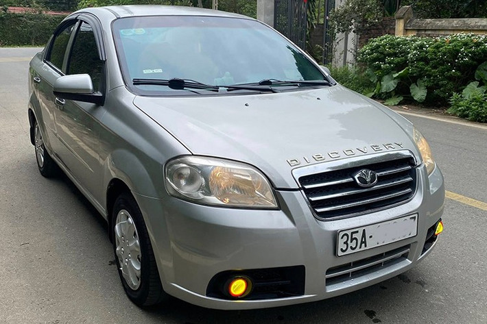 Dòng xe Daewoo Lanos cũng nhận được sự quan tâm lớn trên sàn xe cũ với ưu điểm giá rẻ, mức tiêu hao nhiên liệu thấp (chỉ khoảng 6.5-7 lít/100km). Nhược điểm của xe là độ cách âm kém, tiếng ồn lọt vào khoang xe lớn, thường hay bộc lộ những hỏng vặt liên quan đến động cơ, điển hình là "bệnh" oà ga.