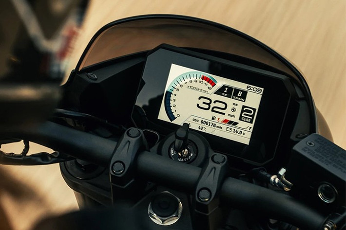 Cả 2 phiên bản đều có thiết kế naked bike tân hoài cổ khiến chúng trở thành đối thủ trực tiếp của Honda CB650R. Bản TT được phân biệt bằng một mào gió nhỏ phía trước - được cho là lấy cảm hứng từ những chiếc xe đua trong quá khứ, chẳng hạn như bản độ Yoshimura GS1000 lần đầu tiên tham gia thi đấu vào cuối những năm 1970.
