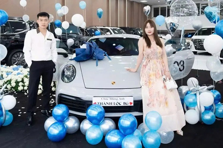 Porsche 911 992 đã qua sử dụng luôn là chiếc xe được các tay chơi xe thể thao săn lùng, mới nhất 1 đại gia kính doanh cửa hàng xe máy lớn nhất nhì tại tỉnh Bắc Giang đã tậu về chiếc xe thể thao đình đám này.
