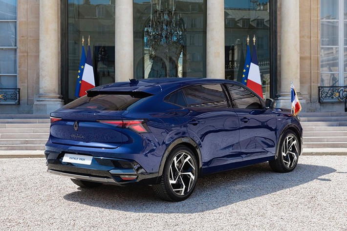 Dựa trên Renault Rafale Hyper Hybrid E-Tech 4x4 300 mã lực mới, chiếc xe độc đáo này thể hiện sự đổi mới, độ bền và tay nghề xuất sắc của Pháp.Được tạo ra bởi trung tâm thiết kế của Renault tại Guyancourt, Rafale mang tầm nhìn táo bạo và thanh lịch về phong cách thương hiệu.