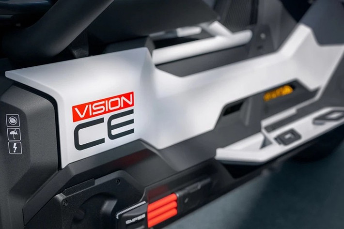 Thông số vận hành của Vision CE chưa được công bố, có thể sẽ tương đồng với CE 04. BMW CE 04 trang bị bộ pin điện dung lượng 8,9 kWh, có khả năng sạc đầy 20-80% trong 45 phút với nguồn sạc nhanh (công suất 6,9 kW).