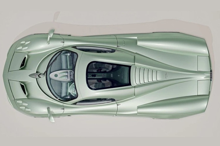 Phiên bản coupe của mẫu xe này cũng từng ra mắt vào năm 2022 tại sự kiện Goodwood Festival of Speed. Tuy nhiên, bản mui trần mới mang đến trải nghiệm hoàn toàn khác biệt, khi sở hữu phần mui tháo rời bằng polycarbonate siêu nhẹ, được vận hành thủ công, chi tiết này hiếm gặp trong thế giới siêu xe hiện đại.