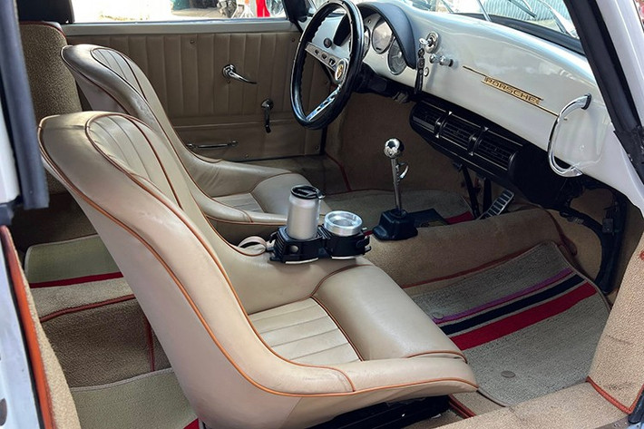 Dòng chữ Porsche mạ vàng trên táp-lô nhiều khả năng đã được làm mới, trong khi vô-lăng 3 chấu thiết kế đơn giản, không tích hợp nút bấm, thể hiện đúng tinh thần tối giản của những năm 1950.