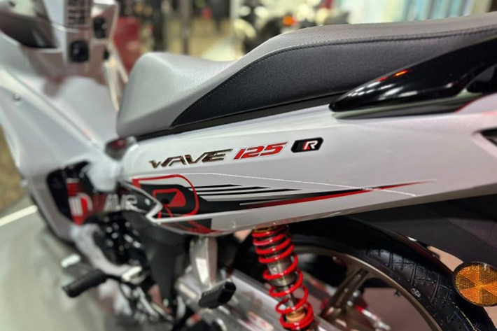 Bên dưới yên là không gian cốp 17L vừa đủ dùng, bên cạnh bình xăng có dung tích 5.4L. Việc đóng mở yên xe giờ đây thuận tiện hơn nhờ vào cơ cấu Smart Key.