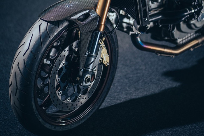 Cùng với đó là trục bánh sau, đĩa xích và cụm phanh cũng được lấy từ mẫu sportbike này. Cách hoán đổi này không chỉ tăng tính thẩm mỹ mà còn cải thiện độ ổn định và khả năng vận hành của xe.