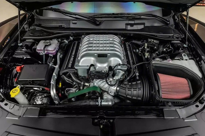 Chiếc xe này có thể tăng tốc từ 0 lên 97 km/h chỉ trong 3,9 giây. Về tốc độ tối đa, Dodge chưa bao giờ công bố bất kỳ thông tin nào về khía cạnh này. Chỉ biết xe sử dụng hộp số tự động 8 cấp dẫn động bánh sau.