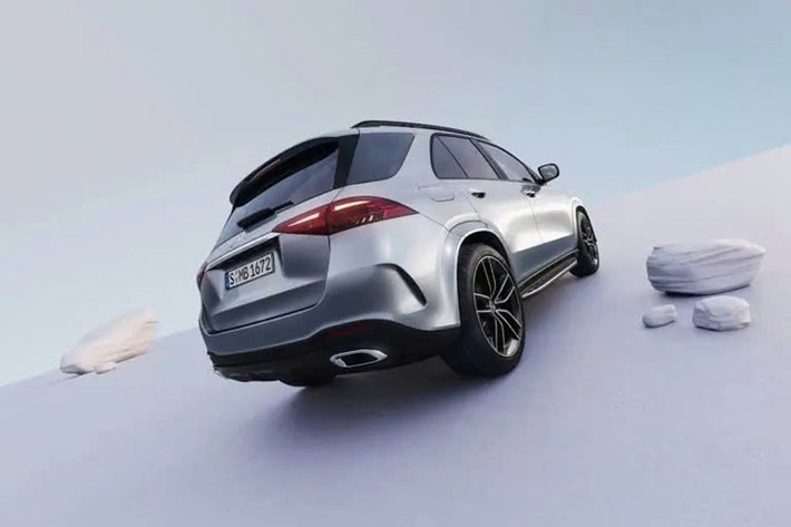 Nguồn tin từ đại lý cũng tiết lộ GLE 400e 2025 sẽ có giá bán hơn 4 tỷ đồng, cao hơn đôi chút so với mẫu GLE 450 trước đây. Những chiếc xe đầu tiên dự kiến sẽ được bàn giao cho khách hàng vào tháng 11/2025 tới.