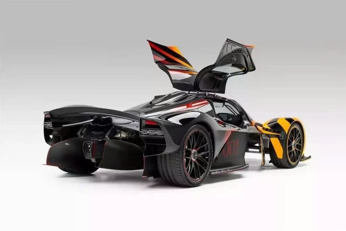 Những chiếc xe như Aston Martin Valkyrie siêu đắt đỏ, siêu công nghệ nhưng rất khó có thể về Việt Nam dù rằng nhiều đại gia "nhìn mà phát thèm".