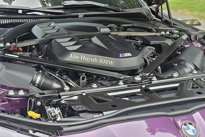 BMW M3 Competition xDrive 2024 sẽ dùng động cơ xăng 6 xi-lanh thẳng hàng, tăng áp kép, dung tích 3.0L, tạo ra công suất tối đa 523 mã lực và mô-men xoắn cực đại 650 Nm.