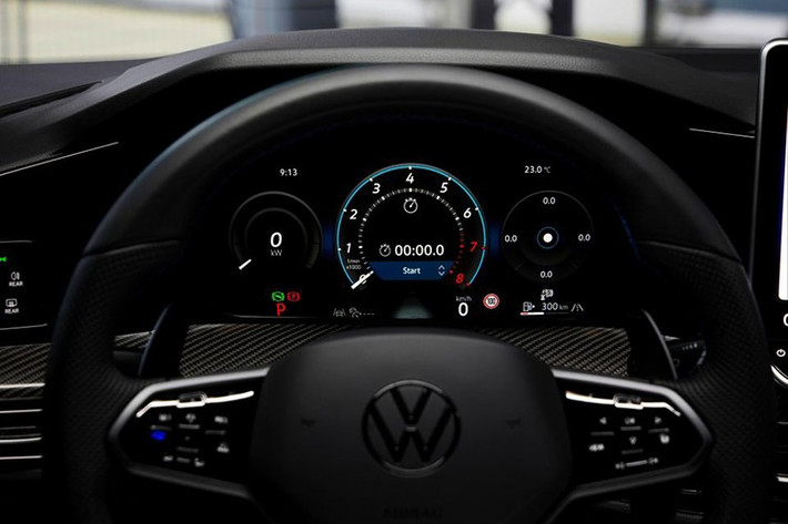 Mức giá sở hữu phiên bản hiệu suất cao Golf R không hề rẻ, tại Đức, giá bán Golf R333 (động cơ 2.0 EA888) từ 76.410 EUR khoảng 88.938 USD quy đổi 2,32 tỷ đồng. Trong khi Golf R bản tiêu chuẩn từ 55.540 EUR khoảng 64.646 USD quy đổi 1,68 tỷ đồng.