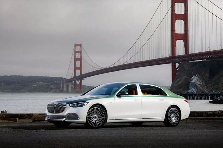 Mẫu xe Mercedes-Maybach S680 Edition Emerald Isle siêu sang bản đặc biệt này sở hữu ngoại thất hai tông màu, thân xe màu Manufaktur Moonlight White Metallic kết hợp với phần trên màu Manufaktur Mid Ireland Green Metallic.