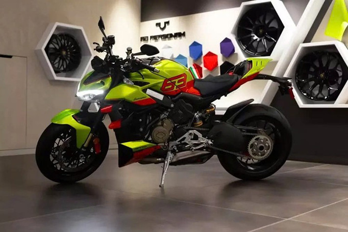 Chiếc Ducati Streetfighter V4 Lamborghini 2023 này là một chiếc mô tô cực hiếm với chỉ 630 chiếc được sản xuất dưới sự hợp tác giữa hai ông lớn đến từ Ý. Xe sở hữu những đường nét thiết kế gợi nhớ đến Huracan STO, một trong những mẫu xe đua biểu tượng nhất của Lamborghini, vốn được phát triển dựa trên những chiếc xe đua Super Trofeo Evo của hãng.