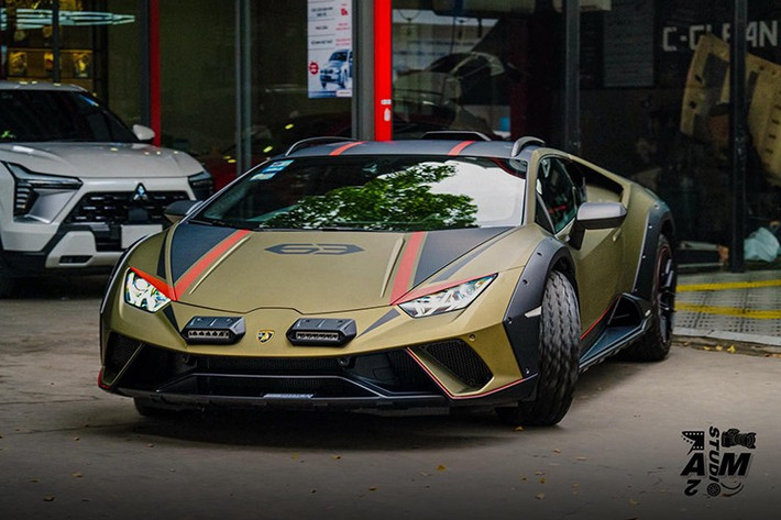 Tuy nhiên, chiếc xe Lamborghini Huracan Sterrato mới xuất hiện tại Việt Nam lại mang biển số của nước bạn Campuchia, nhưng thông tin chúng tôi có được, chủ nhân là người sinh sống tại Việt Nam, sở hữu bộ sưu tập xe phải trên trăm tỷ đồng. Ấn tượng của chiếc siêu xe địa hình Lamborghini Huracan Sterrato đầu tiên về Việt Nam là màu xám quân đội.
