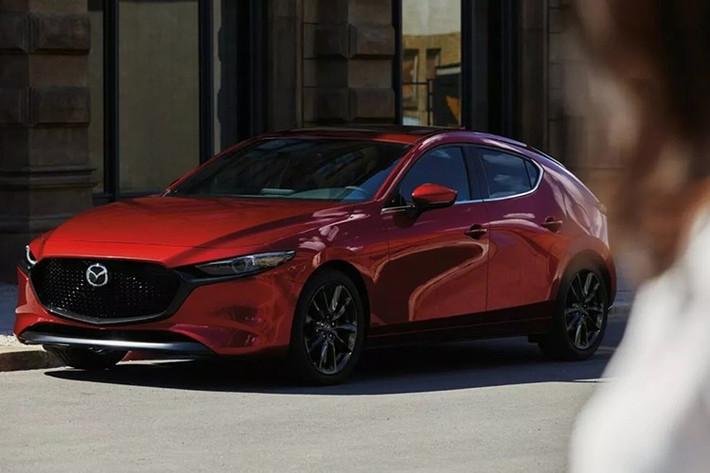 Mẫu xe Mazda3 2026 thế hệ mới tiếp tục được phân phối với hai kiểu dáng sedan và hatchback, trải dài từ phiên bản tiêu chuẩn đến cao cấp, mang đến nhiều lựa chọn cho khách hàng.