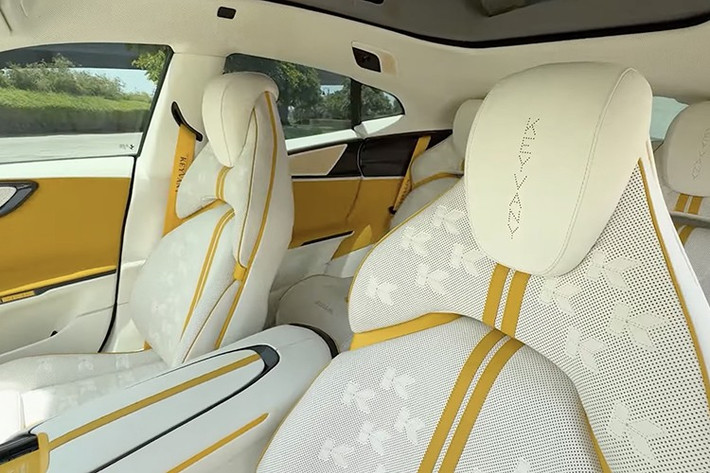 Ferrari Purosangue lăn bánh khỏi dây chuyền sản xuất tại Maranello, Ý. Động cơ V12 hút khí tự nhiên 6,5 lít sản sinh công suất 715 mã lực và mô-men xoắn 528 pound-feet (716 Nm).