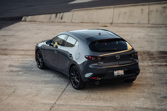 Ra mắt từ cuối năm 2018 (phiên bản 2019), Mazda3 đến nay vẫn chưa trải qua một lần nâng cấp diện mạo lớn. Nhiều báo cáo cho biết thế hệ tiếp theo có thể phải chờ đến năm 2032, nên hãng xe Nhật tạm thời duy trì sức hút bằng những tinh chỉnh nhỏ.