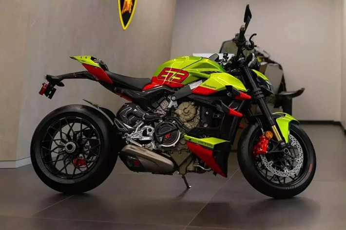 Ducati không còn xa lạ gì với những màn hợp tác với Lamborghini. Họ đã sản xuất Diavel 1260 Lamborghini trước khi ra mắt Streetfighter V4 Lamborghini. Cả hai đều chỉ được sản xuất giới hạn 630 chiếc trên toàn cầu, cũng như sản phẩm hợp tác thứ ba của họ, dựa trên Panigale V4.