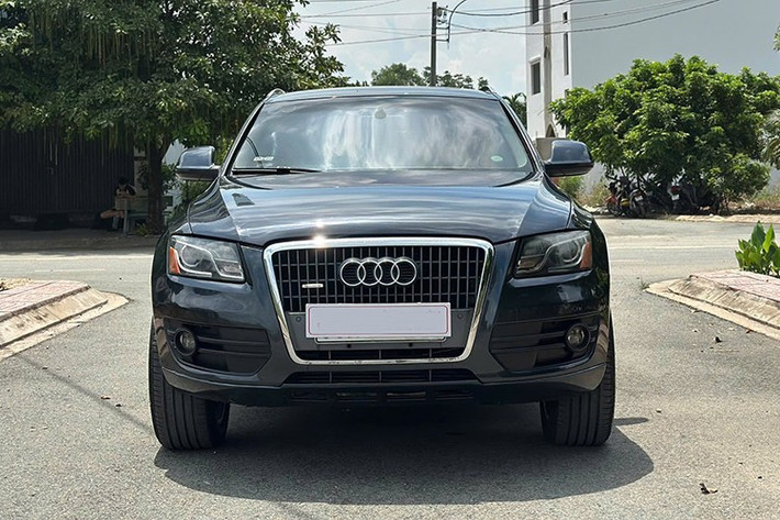Audi Q5 2.0 AT 2011 – 360 triệu đồng Được giới thiệu tại Việt Nam từ năm 2010, Audi Q5 nhanh chóng khẳng định vị thế trong phân khúc SUV hạng sang cỡ trung nhờ thiết kế hiện đại, khả năng vận hành linh hoạt và nhiều tiện nghi đẳng cấp. Ở thời điểm hiện tại, phiên bản Q5 đời 2011 đang được rao bán với giá khoảng 360 triệu đồng – mức giá khá hấp dẫn nếu so với xe mới cùng phân khúc.