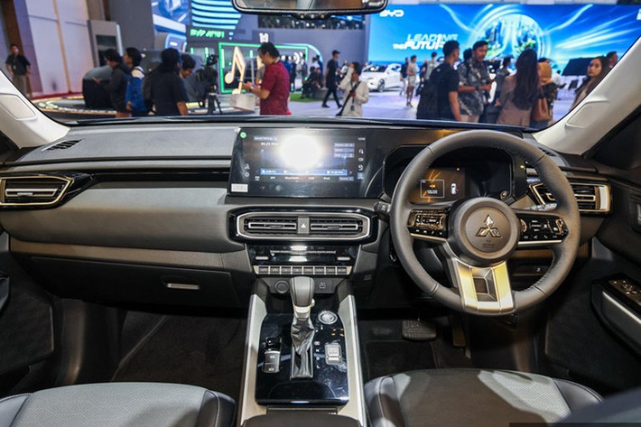 Mitsubishi Destinator cũng được Mitsubishi tích hợp gói hỗ trợ lái tiên tiến (ADAS), hướng đến tiêu chí an toàn và thoải mái cho người lái và hành khách. Hệ thống treo đã được tinh chỉnh để phù hợp với điều kiện vận hành đặc thù tại thị trường Đông Nam Á, mang lại độ êm ái và sự ổn định khi di chuyển trên các cung đường phức tạp.