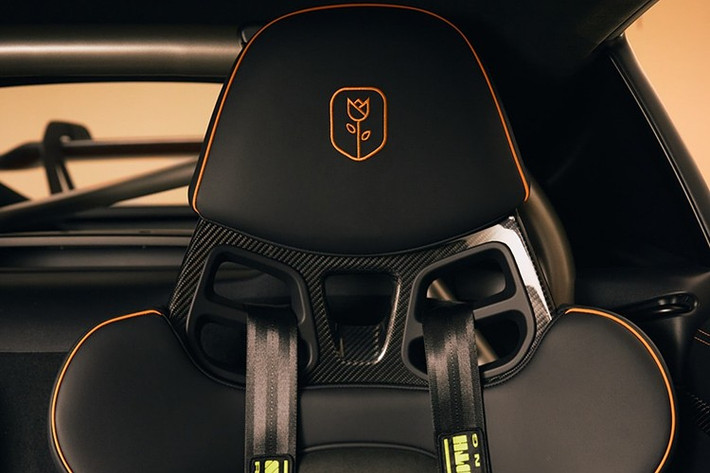Porsche không dừng lại ở đó, người mua còn nhận được chìa khóa và hộp đựng cùng màu, một chiếc Chronograph 718 Cayman GT4 RS phiên bản đặc biệt, và thậm chí cả một chiếc cốc giữ nhiệt, mỗi chiếc đều được trang trí bằng biểu tượng hoa tulip.