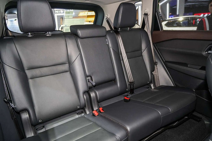 X-Trail e-POWER e-4ORCE 2026 sử dụng động cơ xăng tăng áp 1.5L (mã KR15DDT) ba xi-lanh, công suất 142 mã lực, làm nhiệm vụ chính là phát điện thay vì truyền động trực tiếp đến bánh xe.