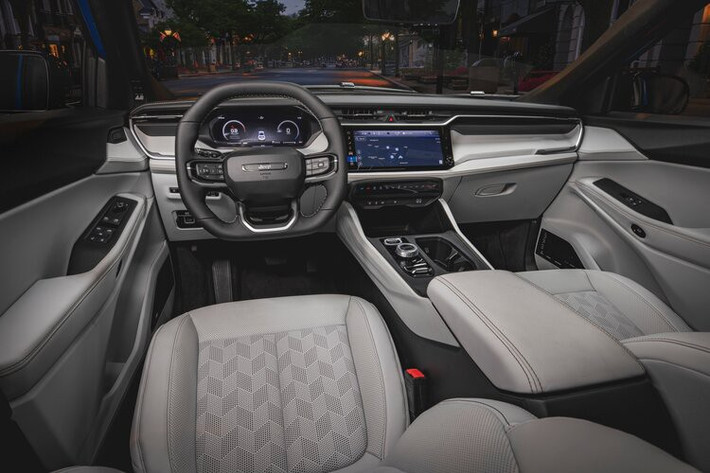 Điểm nhấn tiếp theo của mẫu SUV hạng D này là hệ truyền động hybrid, gồm động cơ xăng tăng áp 4 xi-lanh thẳng hàng, dung tích 1.6L, cho công suất tối đa 177 mã lực tại tua máy 5.500 vòng/phút và mô-men xoắn cực đại 300 Nm trong dải tua máy 2.000 - 3.500 vòng/phút.