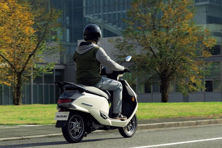 Suzuki e-Access được trang bị pin LFP (Lithium Iron Phosphate) dung lượng 3.07 kWh, kết hợp với động cơ điện công suất 4.1 kW được gắn trực tiếp vào tay đòn phía sau.