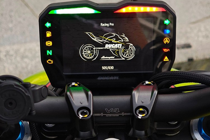 Được thiết kế lấy cảm hứng từ Huracan STO, Streetfighter V4 Lamborghini có tấm chắn bùn trước, vỏ bình xăng, phần đuôi xe, các thành phần mới, cùng bộ thông gió mô tả như của siêu xe Huracan STO.