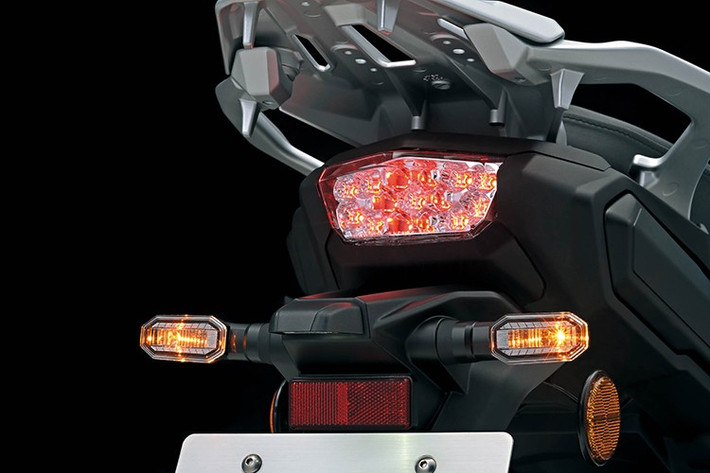 Suzuki GSX-S1000GX cũng sở hữu các trang bị ấn tượng với hệ thống đèn chiếu sáng LED trên toàn thân xe. Mẫu môtô này được trang bị hệ thống giảm xóc trước SHOWA SFF-CA có thể điều chỉnh đa dạng.