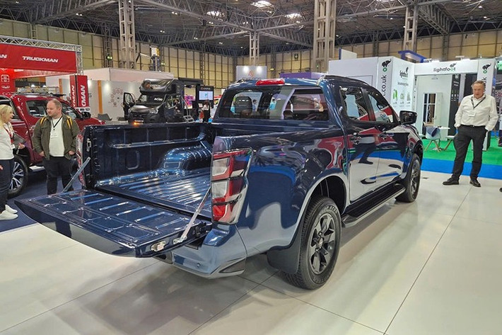 Khung gầm của xe được phát triển từ nền tảng D-Max hiện tại, tuy nhiên hệ thống treo sau đã được thay đổi sang dạng De-Dion thay cho lò xo lá truyền thống, nhằm mang lại trải nghiệm êm ái hơn cho người dùng.