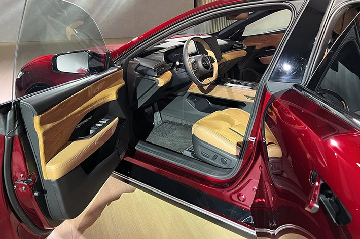 Thậm chí, Mazda 6e còn có giá khởi điểm cao hơn cả đối thủ Tesla Model 3. Tại Đức, mẫu xe nhà Tesla có bán chỉ giá từ 39.990 - 58.490 Euro (khoảng 43.600 - 63.800 USD).