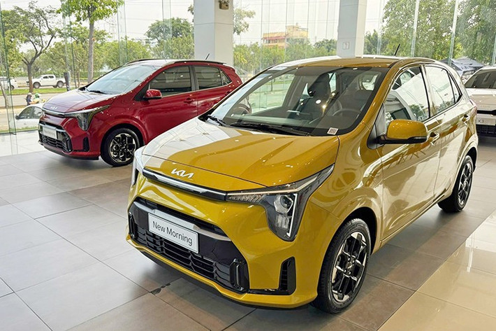 Trung tuần tháng 9/2025, Kia Việt Nam không chỉ ra mắt Sorento mới mà còn vén màn cả phiên bản nâng cấp của dòng xe cỡ nhỏ Morning. Như vậy, sau nhiều năm giữ nguyên thiết kế và trang bị, Kia Morning tại Việt Nam cuối cùng cũng đã được làm mới.