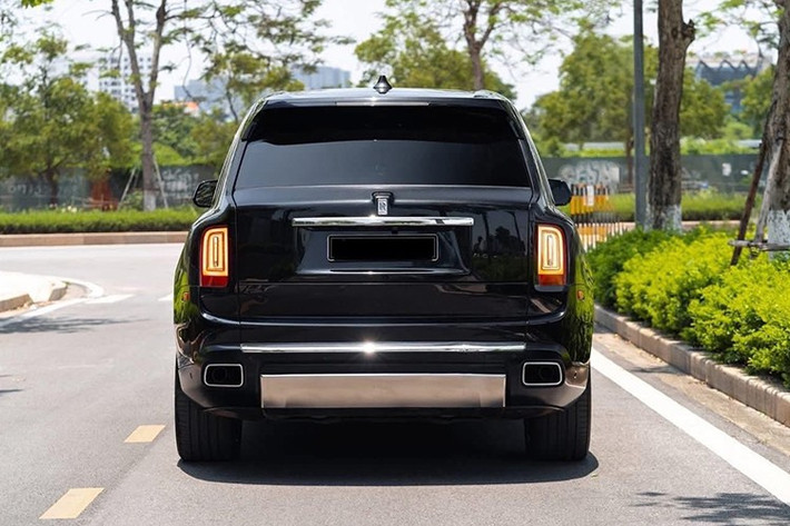 Ngoại thất xe màu đen và nội thất da bò, không quá khó để nhận ra đây là Rolls-Royce Cullinan 5 chỗ, với hàng ghế sau có đủ cho 3 người ngồi, thay vì 4 chỗ sẽ bỏ ghế giữa, để biến nó thành 1 trang bị xa hoa với tủ lạnh, ly đựng rượu .v.v...