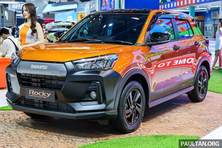 Phiên bản thương mại được sơn màu Energetic Orange nổi bật, kết hợp các chi tiết đen ở mui xe, vòm bánh và gương chiếu hậu. Dù không có lốp địa hình và giá nóc như bản concept, người dùng vẫn có thể nâng cấp dễ dàng.