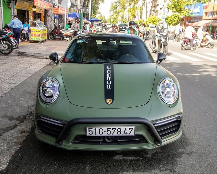 Tại thị trường Việt Nam, có khoảng 5 chiếc xe thể thao Porsche 911 Turbo S thế hệ 991.2 được mang về dải đất hình chữ S và đại gia Đặng Lê Nguyên Vũ đã thu gom toàn bộ. Lúc mới về nước, chiếc xe thể thao Porsche 911 Turbo S 991 có giá bán chính hãng khoảng 13,94 tỷ đồng.