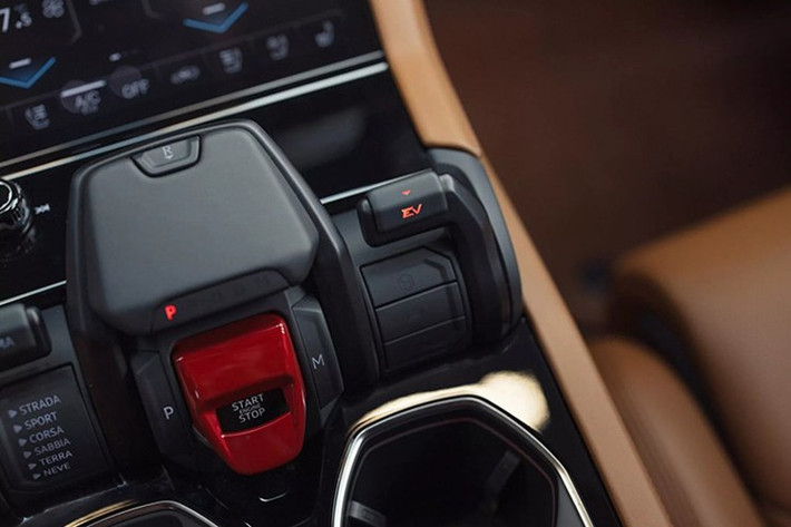 Nhờ sức mạnh ấn tượng trên, mà phiên bản nâng cấp giữa vòng đời Lamborghini Urus S chỉ cần thời gian 3,5 giây để tăng tốc từ vị trí xuất phát lên 100 km/h, nhanh hơn 0,1 giây so với bản tiêu chuẩn.